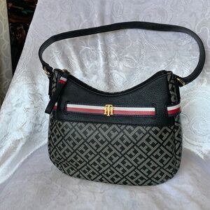 Tommy Hilfiger Medium Hobo Shoulder Bag – Stylish & Versatile in Stunning Color